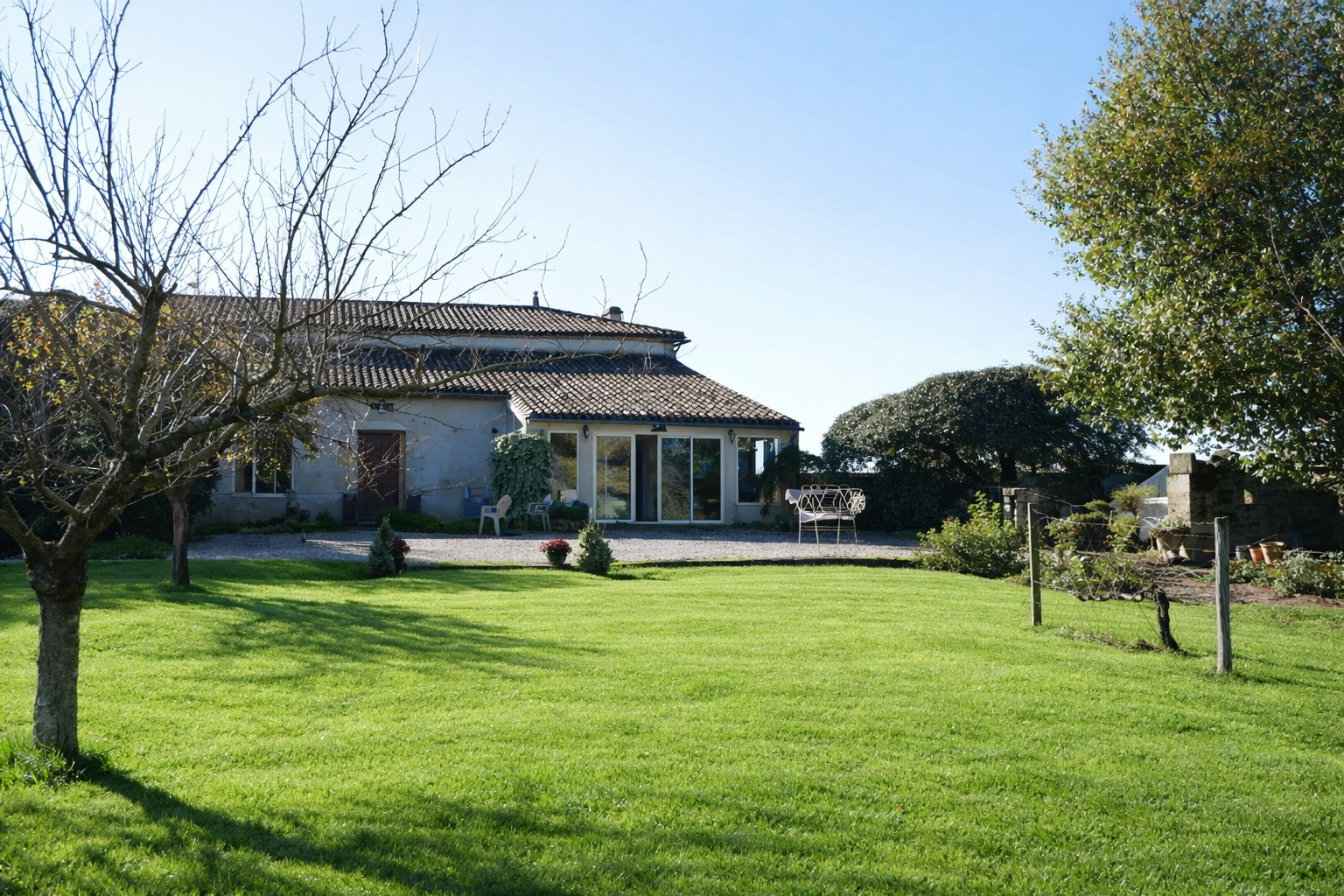 Authentique maison de caractère avec dépendances, cour en pierre et vue sur les vignobles de Saint-Émilion
