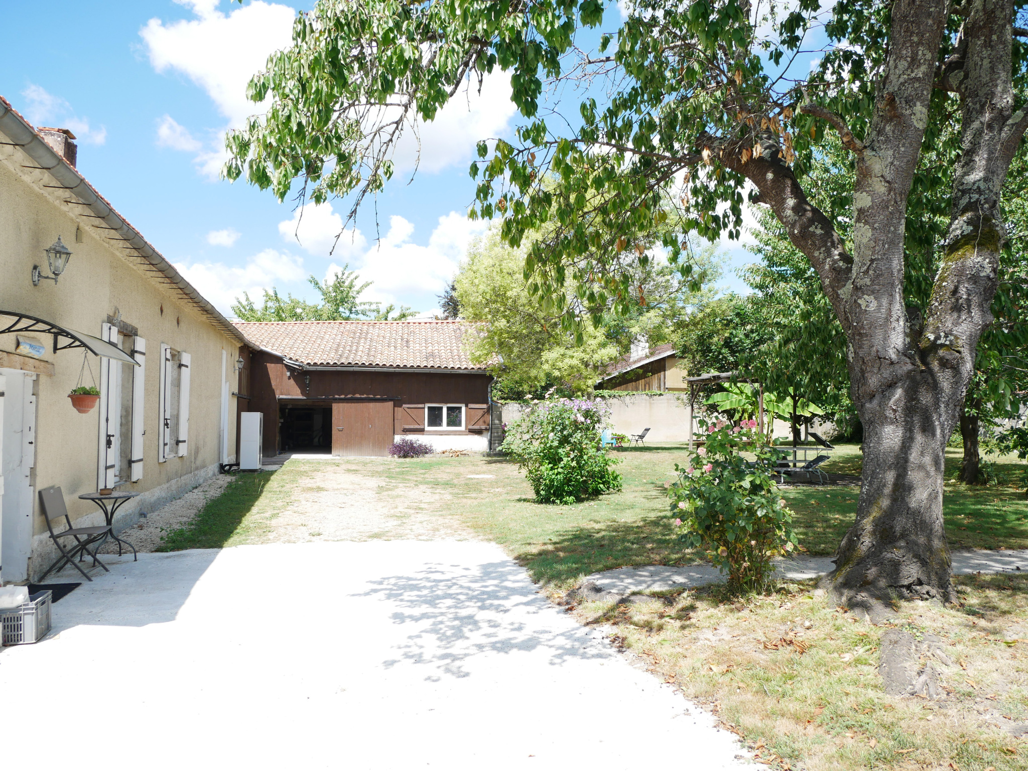Grande maison en pierre rénovée avec T2 indépendant, dépendances et parc arboré
