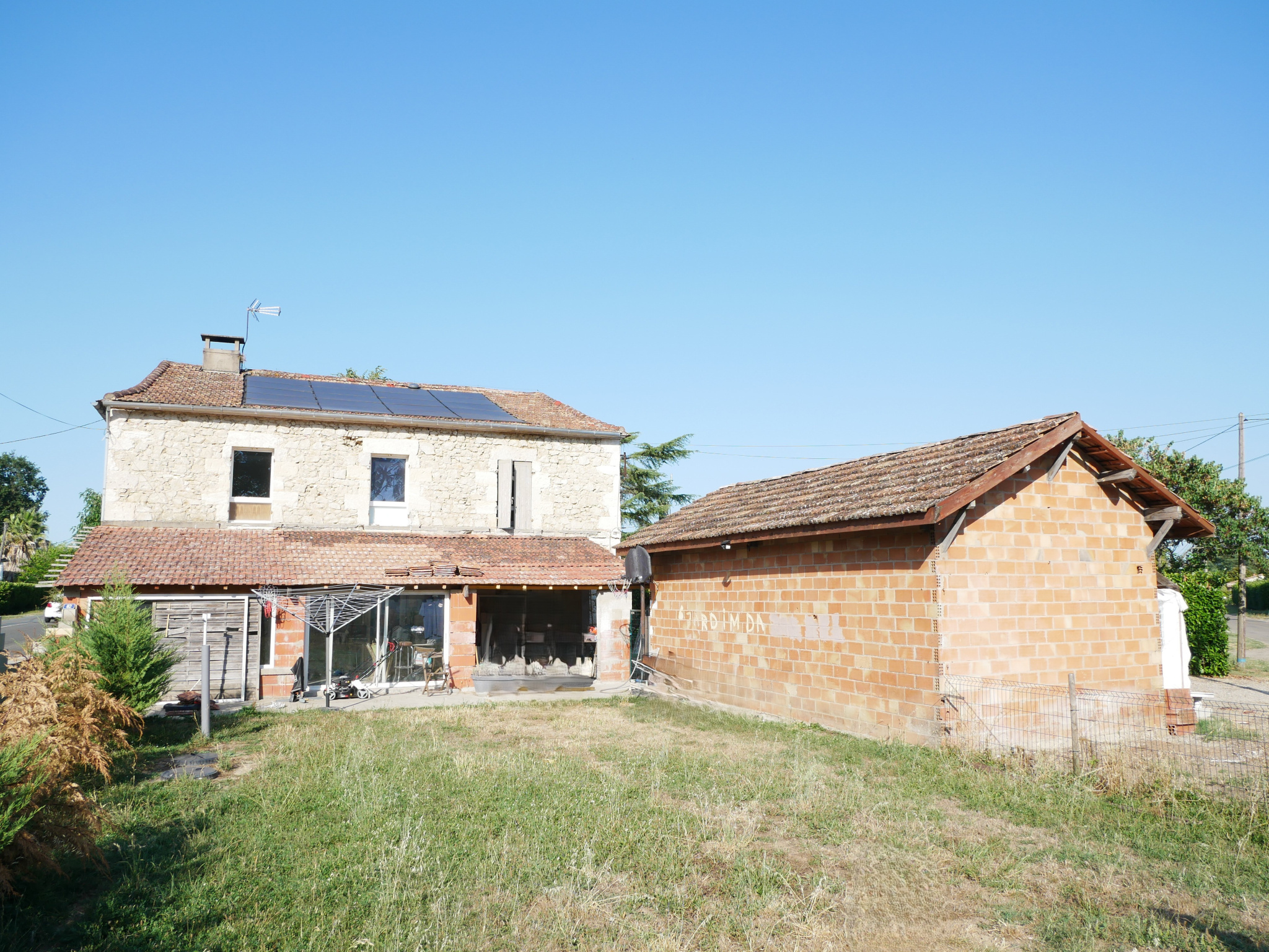 Maison en pierre avec dépendance et beau potentiel   À 3 minutes de Marmande